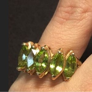 Green Gemstone Ring ~ 14k solid gold 4.4g wt ~ size 6